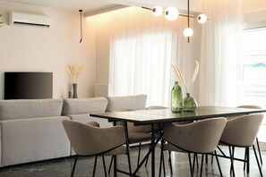 Luxury Apartment, 4 Bedrooms, Kitchen, City View | Dining room -  Luxury in Athens - Apartment with Terrace (Athens)