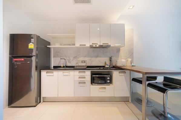 Refrigerador, microondas, placa de cocina, tetera/pava eléctrica