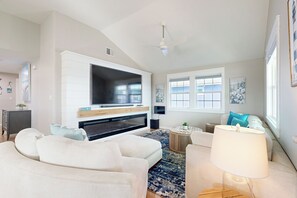 Una televisión, una chimenea, un futbolín