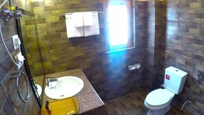A bathroom with a shower, sink, and toilet. - Hotel Oro Villa (Thimphu)