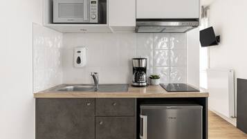 Habitación individual estándar | Cocina privada | Frigorífico pequeño, placa de cocina y utensilios de cocina