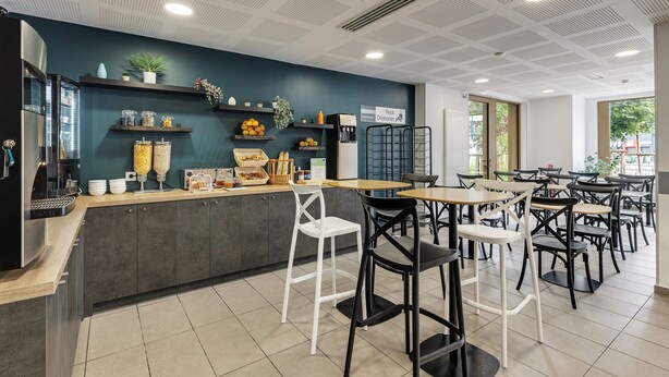 A modern cafe with a counter, seating area, and a sign indicating it's a cafe. - Montempo appart-hotel Noisy le Sec (Noisy-le-Sec)