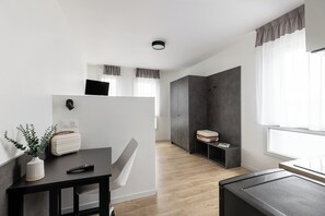 Desk, free WiFi - Montempo appart-hotel Noisy le Sec  (Noisy-le-Sec)
