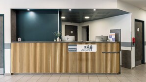 A reception desk with a sign indicating 'Accueil' and 'montempo.' - Montempo appart-hotel Noisy le Sec (Noisy-le-Sec)