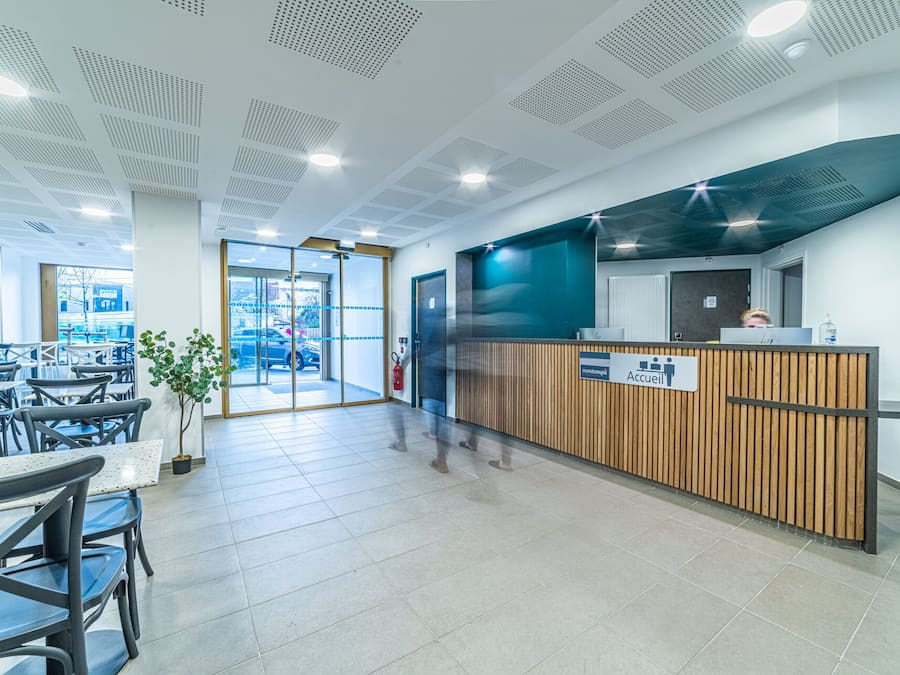 Petit déjeuner buffet (9 EUR par personne)