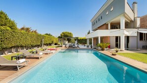 A modern pool area with lounge chairs and a pergola. - Villa Tiberio 6 2 Emma Villas (Genzano di Roma)