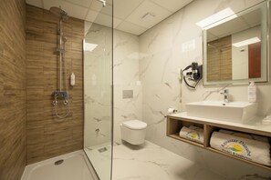 Chambre Standard avec lits jumeaux | Salle de bain | Peignoirs, chaussons