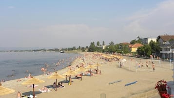 Playa en los alrededores y vóleibol de playa