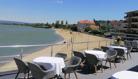 Outdoor dining. Hotel Aquastar Danube