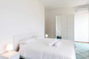 2 室のベッドルーム、デスク、アイロン / アイロン台、WiFi