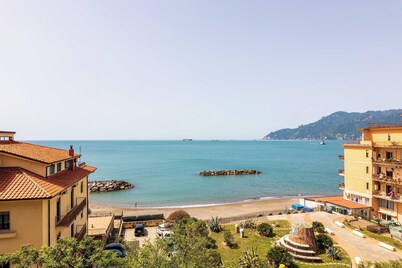 Casa Elan Salerno, large and bright apartment, a stone's throw from the beach