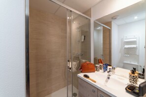Shower, towels, soap, shampoo - Montempô appart-hôtel Bordeaux Belvédère (Bordeaux)