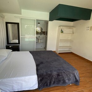 Comfort-Doppelzimmer, 1 Doppelbett, Poolblick | Bügeleisen/Bügelbrett, kostenloses WLAN, Bettwäsche