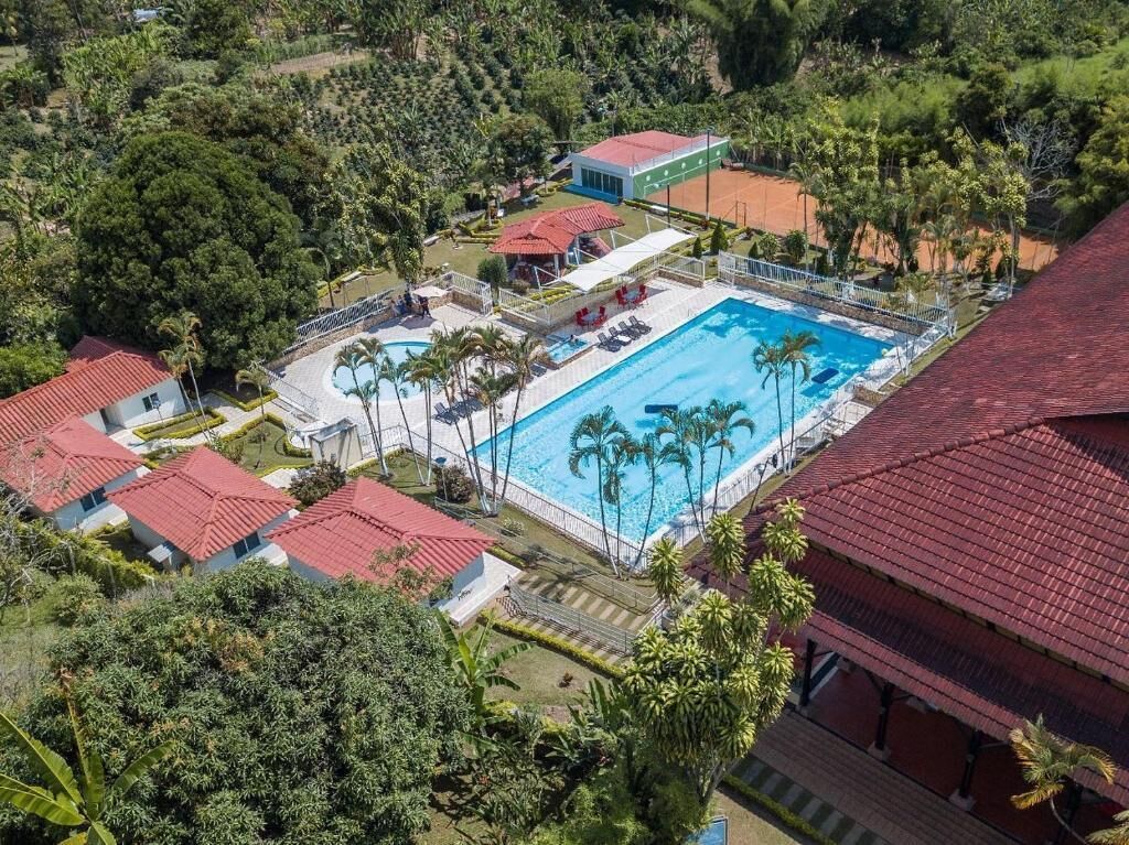 Tabla de planchar con plancha, wifi gratis y ropa de cama 