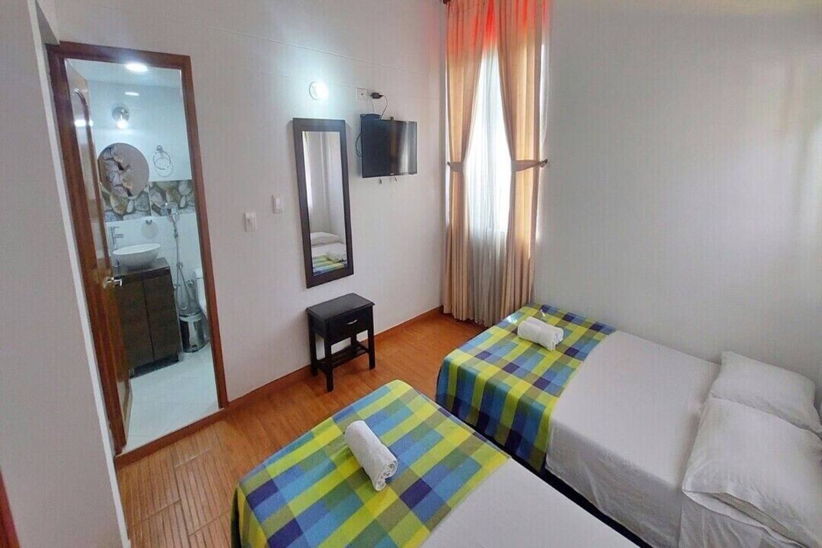 Chambre triple Confort | Fer et planche à repasser, accès au Wi-Fi (inclus), literie fournie