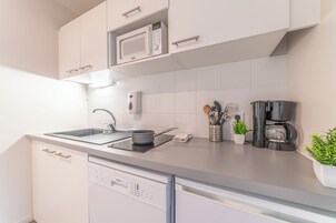 Frigobar, microondas, placa de cocina, utensilios de cocina