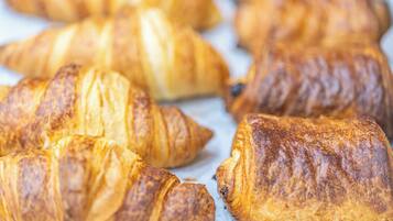 TĂ€gliches FrĂŒhstĂŒcksbuffet (9 EUR pro Person)