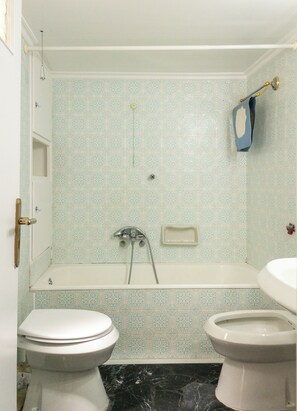 Hair dryer, towels, soap, shampoo - The Observatory 2BR With Acropolis View (Athens)