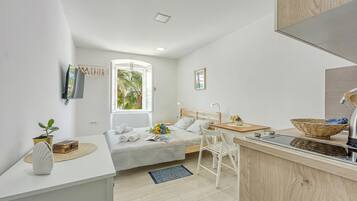 Family Studio, Sea View, Sea Facing (Lasta 10 Lošinj Town Studio) | Iron/ironing board, free WiFi, bed sheets
