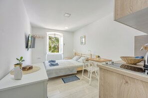 Stúdíóíbúð fyrir fjölskyldur - sjávarsýn - vísar að sjó (Lasta 10 Lošinj Town Studio) | Straujárn/strauborð, ókeypis þráðlaus nettenging, rúmföt