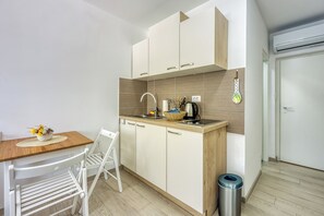 Studio Familial, vue mer, vue mer (Lasta 10 Lošinj Town Studio) | Cuisine privée | Réfrigérateur, plaque de cuisson, bouilloire électrique