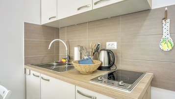 雪櫃、爐具、電熱水壺、廚房用具/餐具/器皿