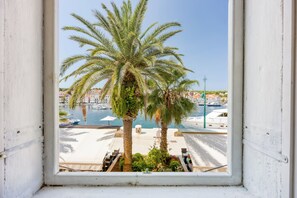 Stúdíóíbúð fyrir fjölskyldur - sjávarsýn - vísar að sjó (Lasta 10 Lošinj Town Studio) | Útsýni úr herberginu