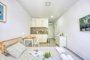 Tabla de planchar con plancha, wifi gratis y ropa de cama 