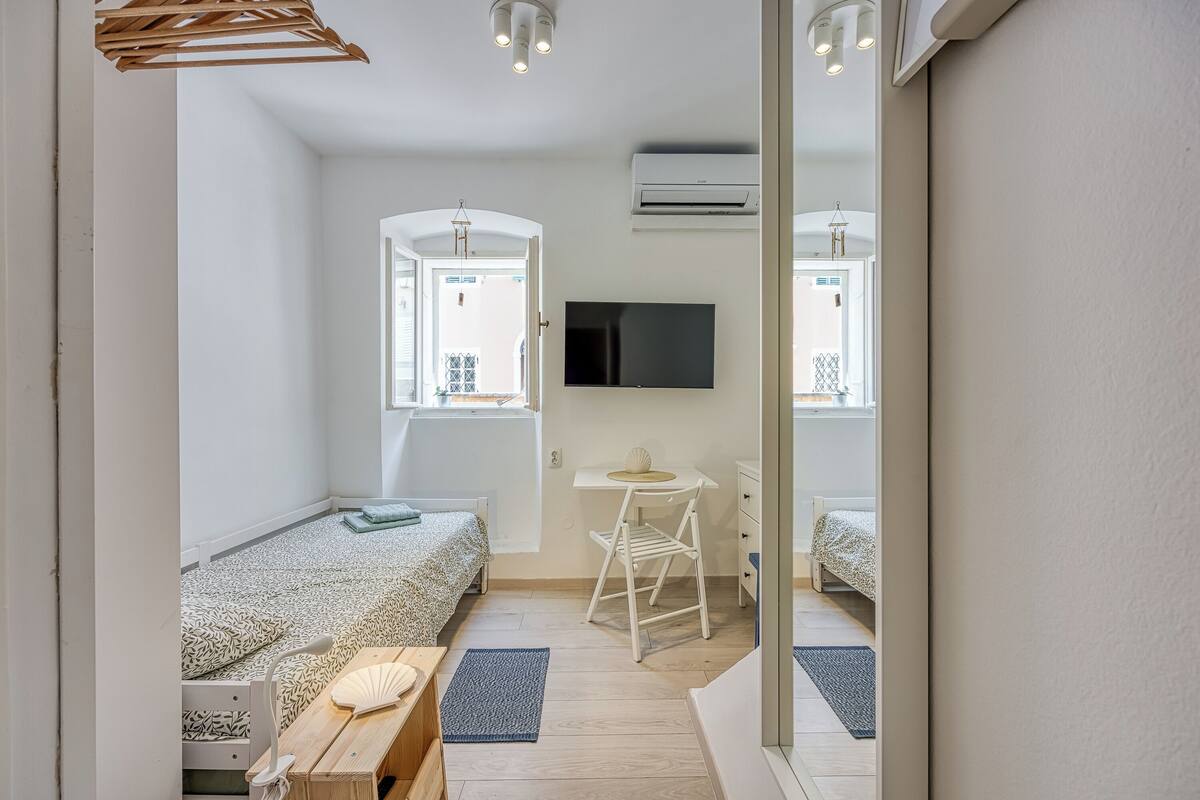 Familienstudio, Meerseite (Lasta 15 Lošinj Town Single Room) | Bügeleisen/Bügelbrett, kostenloses WLAN, Bettwäsche