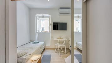 Tabla de planchar con plancha, wifi gratis y ropa de cama