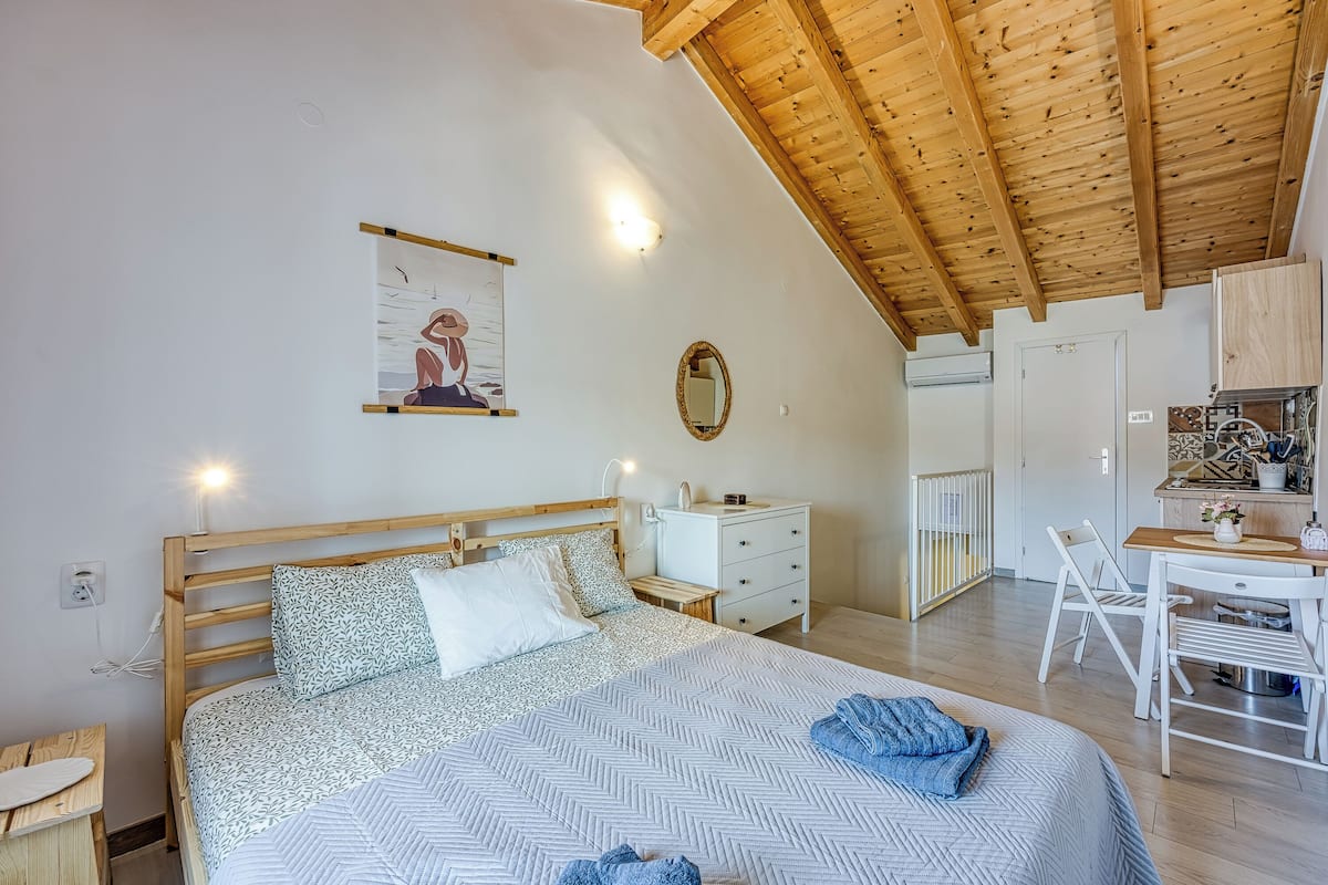 Familienstudio, Meerblick, Meerseite (Lasta 30 Lošinj Town Studio) | Bügeleisen/Bügelbrett, kostenloses WLAN, Bettwäsche