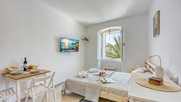 Family Studio, Sea View, Sea Facing (Lasta 20 Lošinj Town Studio) | Iron/ironing board, free WiFi, bed sheets