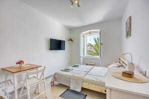 Tabla de planchar con plancha, wifi gratis y ropa de cama 