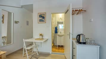 Familie studio, uitzicht op zee (Lasta 25 Lošinj Town Twin Room) | Woonruimte | Een 21-inch smart-tv met kabelzenders