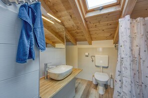 Family Stüdyo, Deniz Manzaralı, Denize Bakan (Lasta 30 Lošinj Town Studio) | Banyo | Duş, saç kurutma makinesi, havlu, sabun 