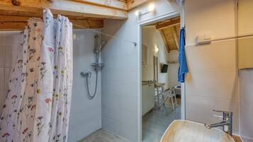 Een douche, een haardroger, handdoeken, zeep