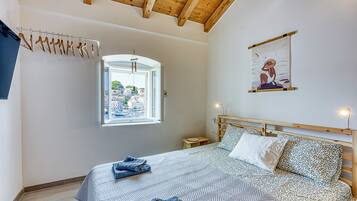 Een strijkplank/strijkijzer, gratis wifi, beddengoed