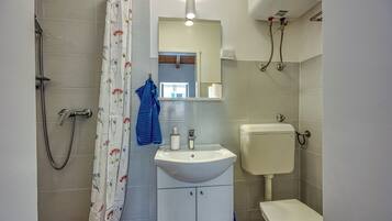 Een douche, een haardroger, handdoeken, zeep