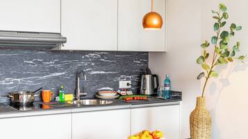 Frigobar, microondas, placa de cocina, silla alta para bebés
