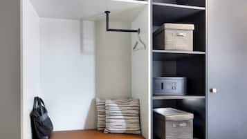 Studio | Desk, laptop workspace, soundproofing, free WiFi