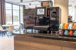 Tägliches Frühstück mit Selbstbedienung (14.5 EUR pro Person)