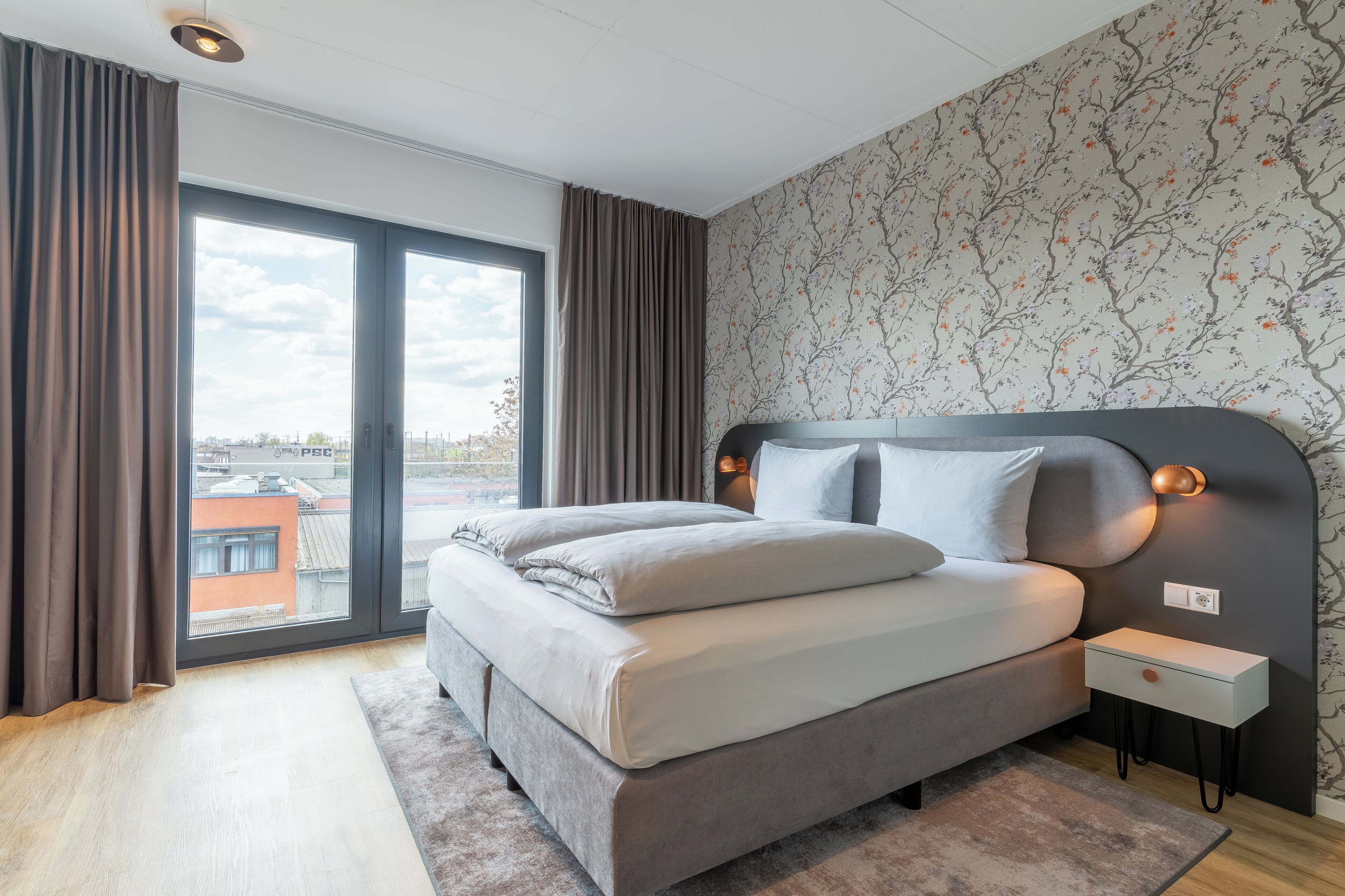 Superior-Studio | Schreibtisch, laptopgeeigneter Arbeitsplatz, schallisolierte Zimmer