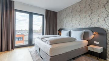 Superior-Studio | Schreibtisch, laptopgeeigneter Arbeitsplatz, schallisolierte Zimmer