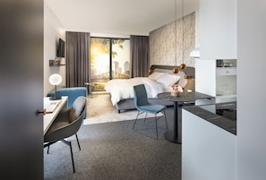 Estudio | Escritorio, espacio para trabajar con laptop y insonorización