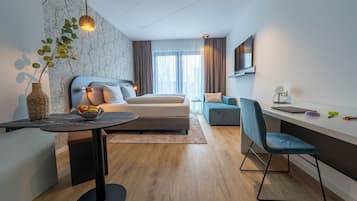 Studio | Schreibtisch, laptopgeeigneter Arbeitsplatz, schallisolierte Zimmer
