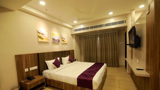 Desk, laptop workspace, free WiFi - SRI MAMATHA INN  (Suriapet)
