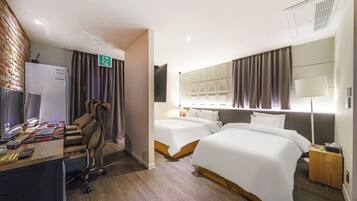 Family Suite | 1 bedroom, desk, laptop workspace, free WiFi