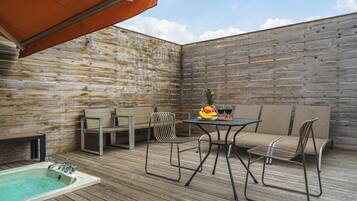 Family Suite | 1 bedroom, desk, laptop workspace, free WiFi