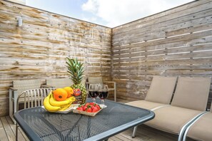 Familien-Suite | Schreibtisch, laptopgeeigneter Arbeitsplatz, schallisolierte Zimmer