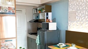 Dining - Cozy Condo Staycation in Tagaytay with WiFi, Netflix, and Swimming Pool Access (Lungsod ng Tagaytay)